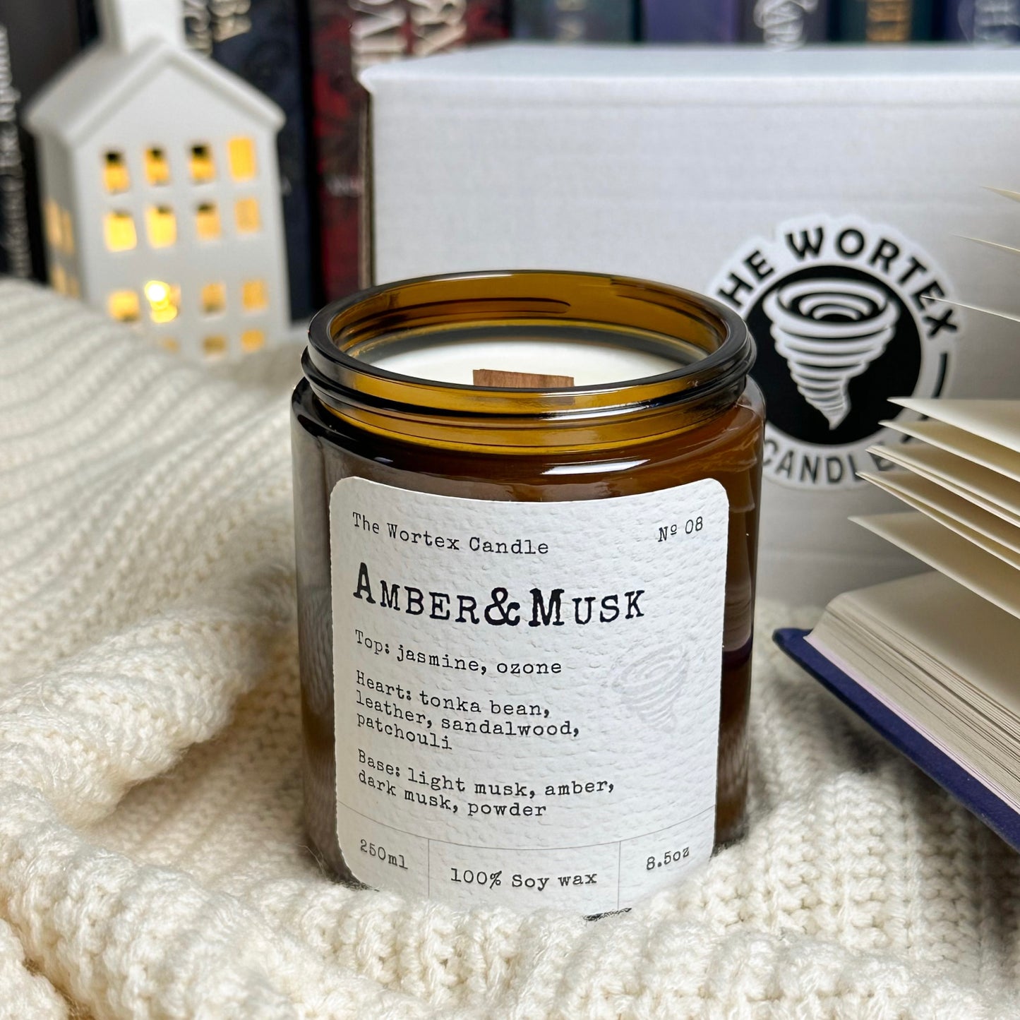 Minimal Ароматична соєва свічка "NO.8 Amber&Musk" - Wortex Candle